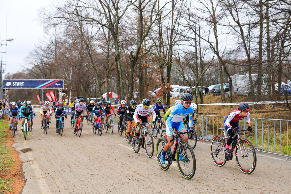 女子エリート スタート後すぐ先頭に立つ今井美穂(CO2bicycle)と西山みゆき(東洋フレーム)