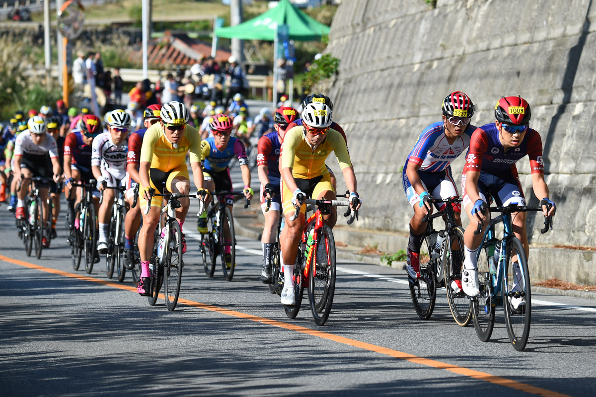 市民140kmオープンの集団内で走る筧五郎(チャリダー男子部)