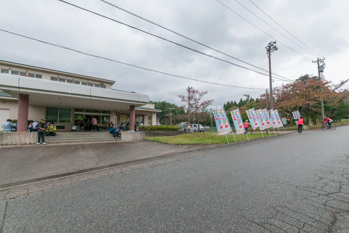 超上りの後、第2エイドステーション「閑乗寺高原」に到着