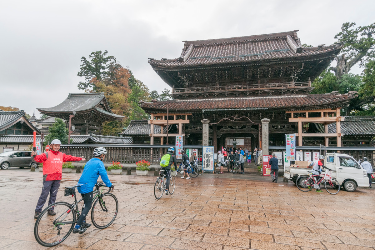 雨の中、城端別院 善徳寺へゴール!