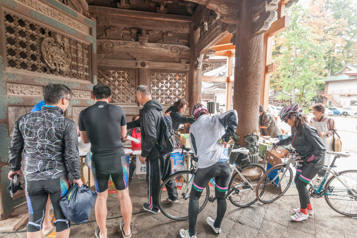善徳寺山門下で完走証などを渡します。寒さに負けず本当にお疲れ様でした!!