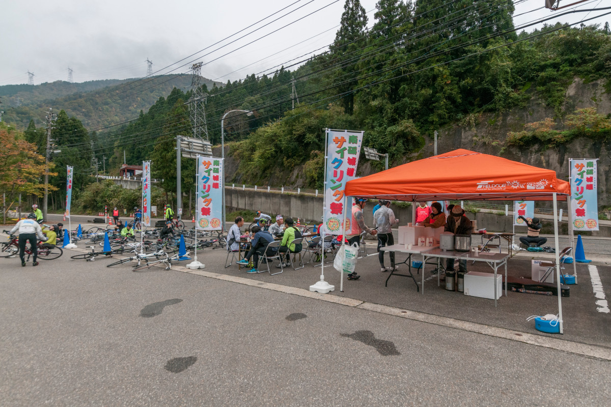 第1エイドステーション「道の駅 上平 ささら館」に到着