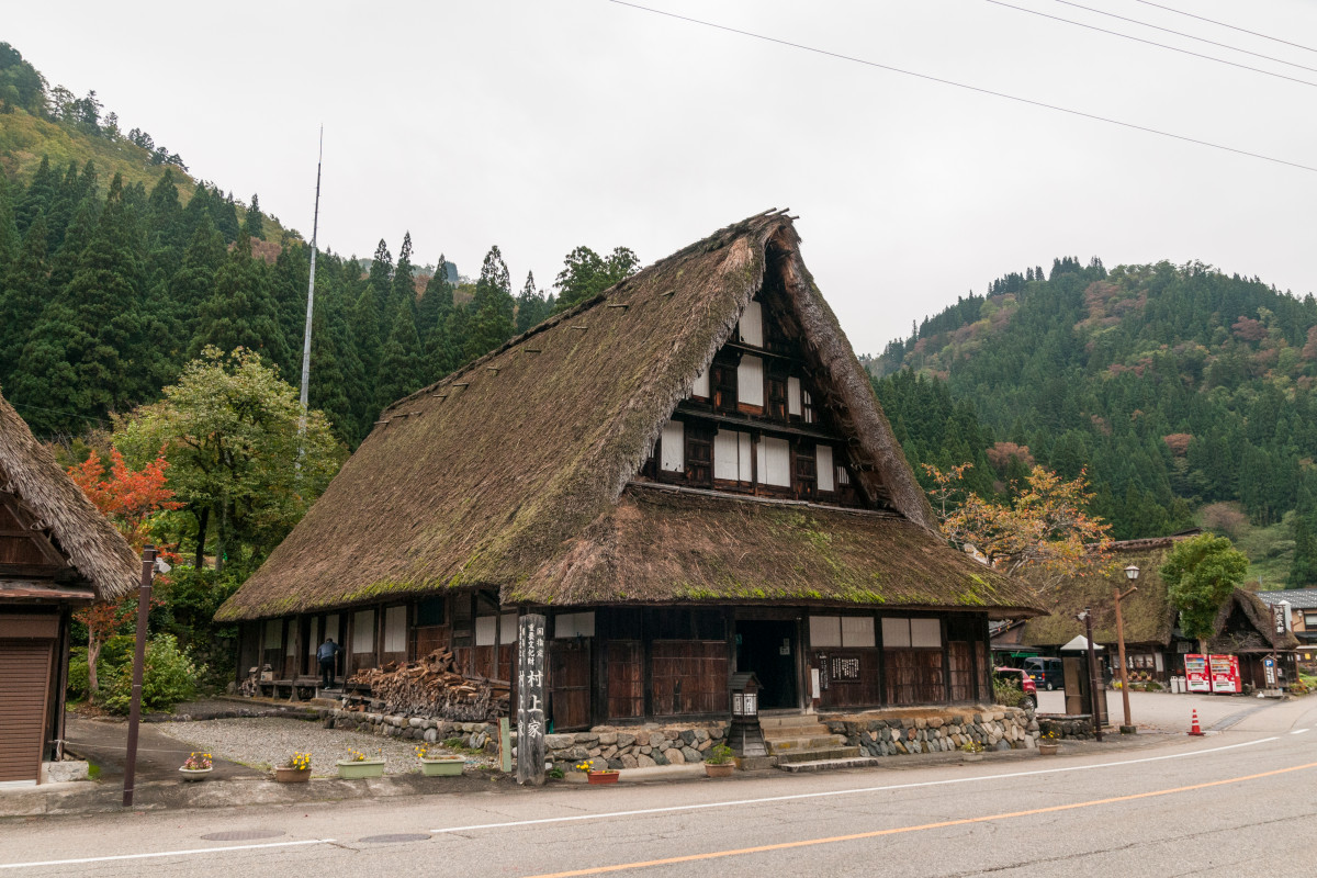 約350年前の様式を伝える貴重な合掌造り「重文・村上家」