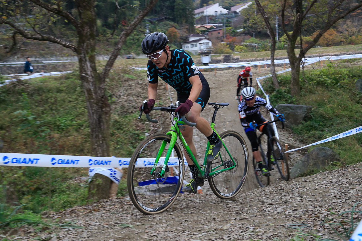腰山雅大(All-City Cycles / 662CCC)が先頭を行く