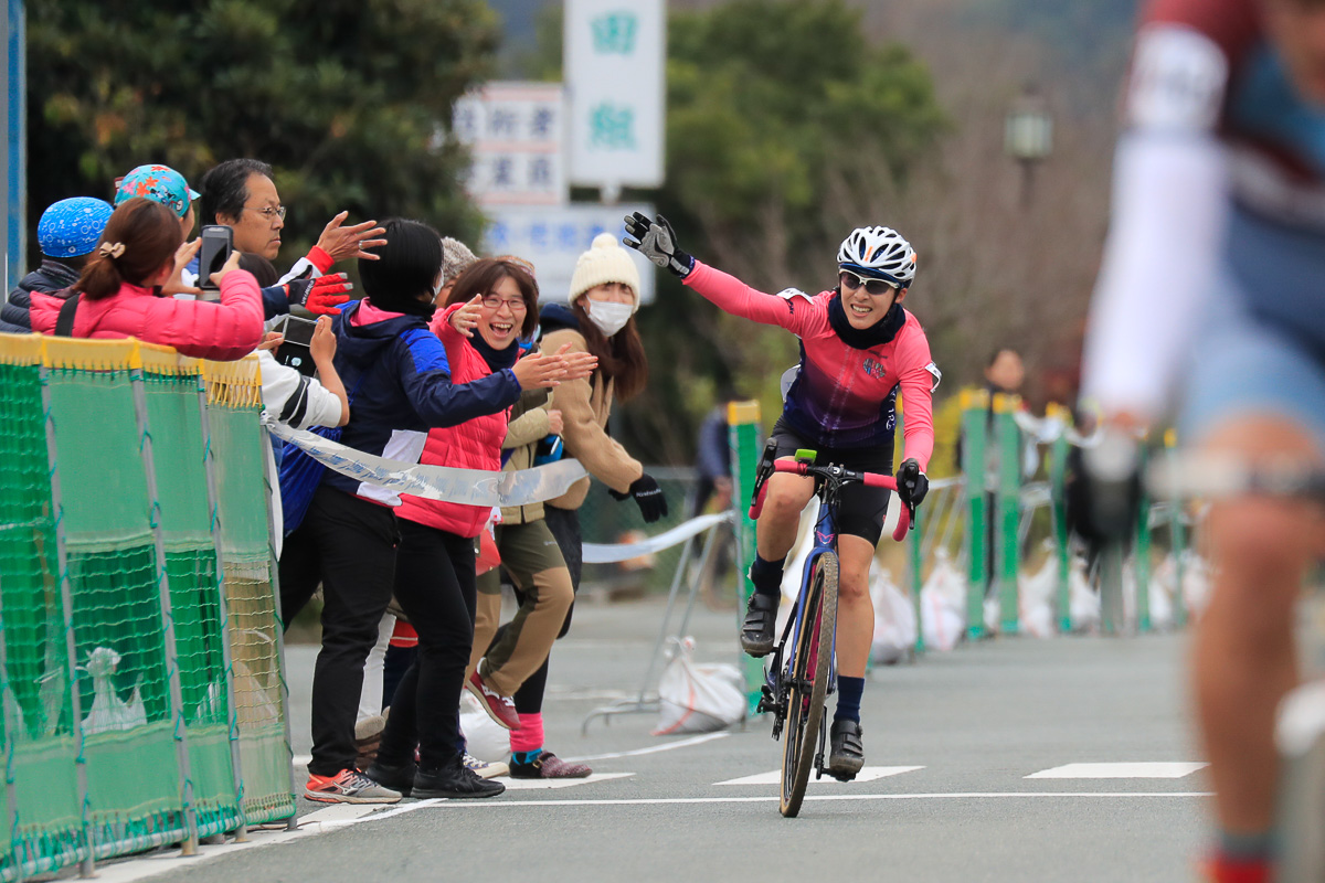 女子マスターズで独走優勝した中川 左裕里(Ehime Happy Girls Racing Team)