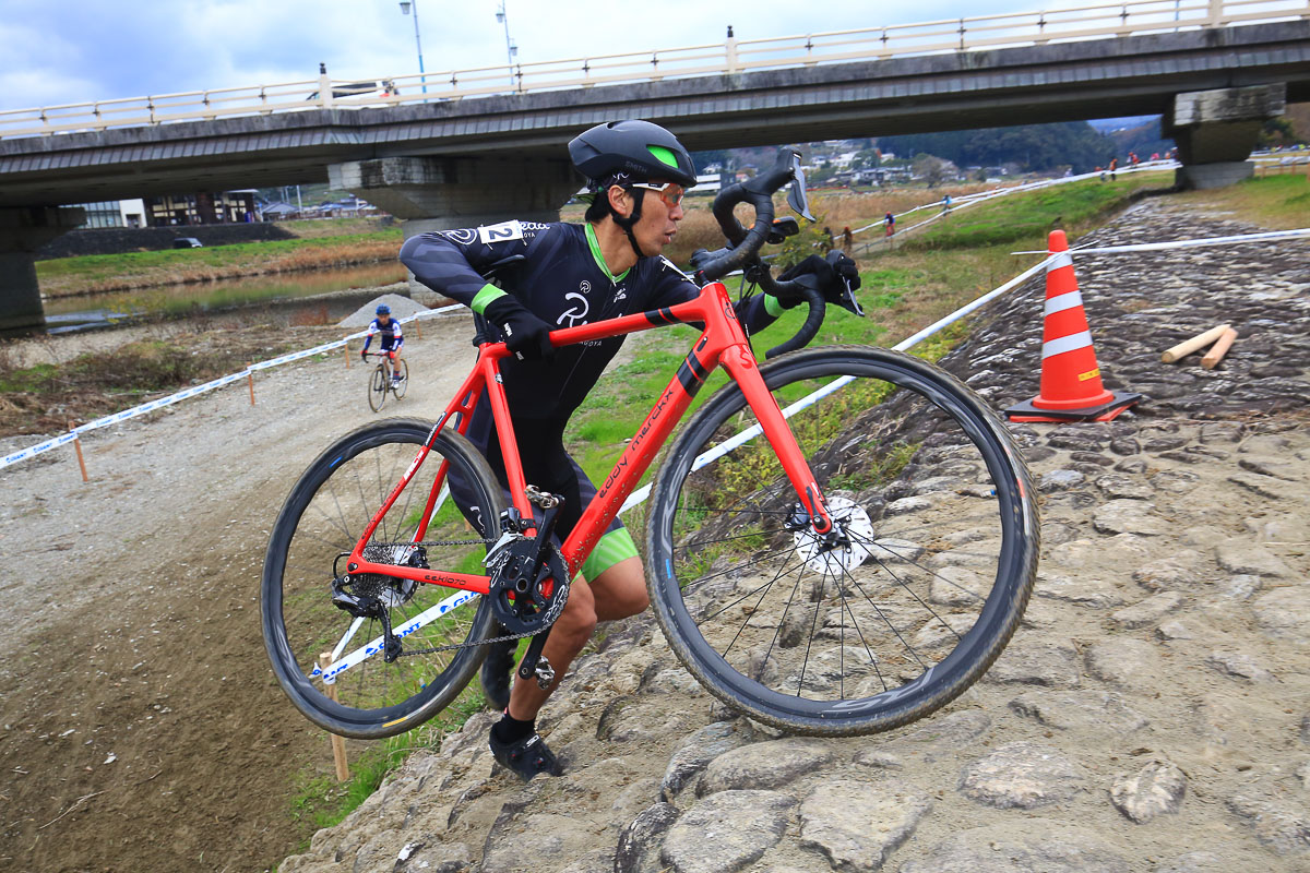 男子マスターズ 35-39 先頭を行く落合友樹(TeamRuedaNAGOYA)