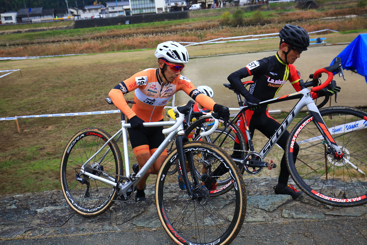 スタートで大きく出遅れた筧五郎(56サイクル)が順位を上げていく