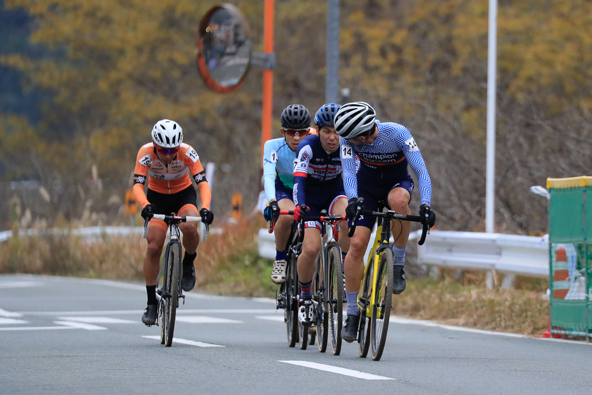 石川正道(ChampionSystemJapanTestTeam)らの4人パックに筧五郎(56サイクル)が追いつく