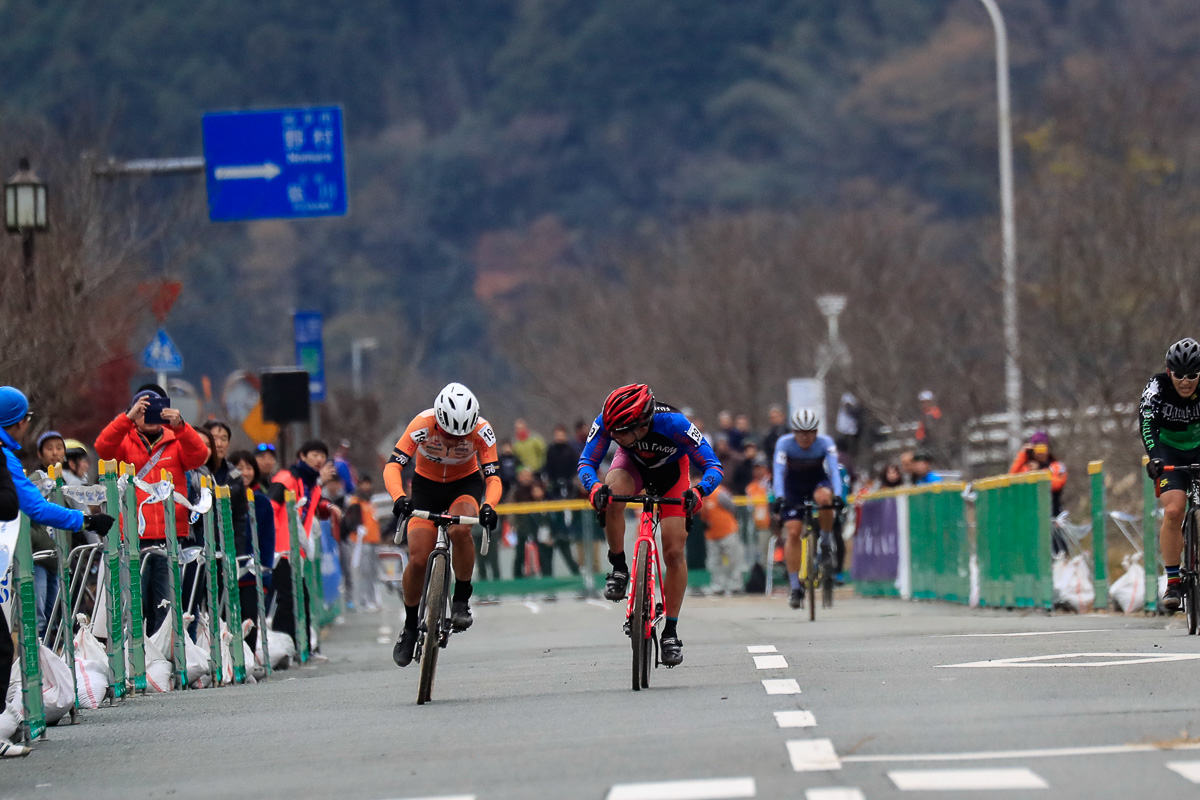筧五郎(56サイクル)が萬谷 和也(FUJIMOTO FARM)の背後からスプリント開始