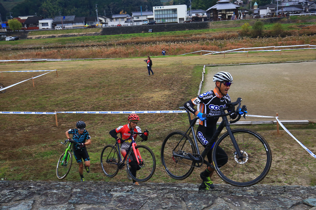 先頭を行く牧野 崇(COGS)、吉元 健太郎(チーム鳴木屋/Pep Cycles)と腰山 雅大(All-City Cycles / 662CCC)が追う