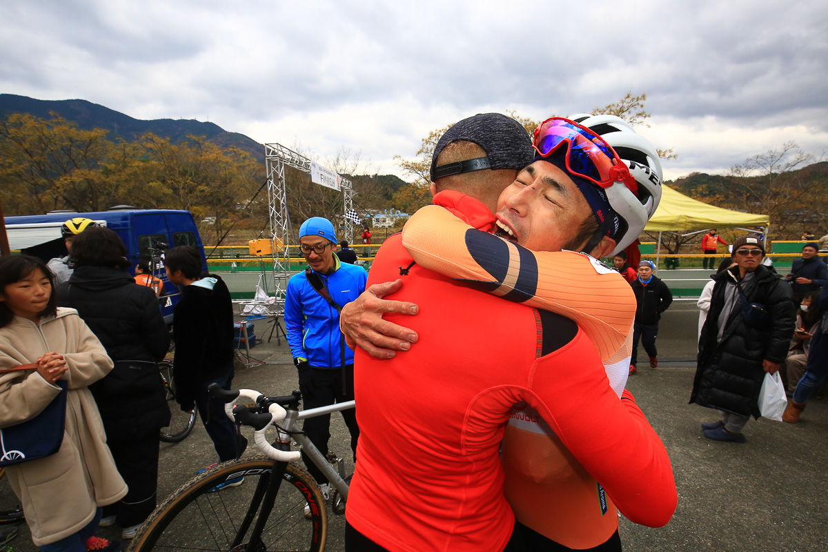 兄・太一と抱き合って喜ぶ筧五郎(56サイクル)