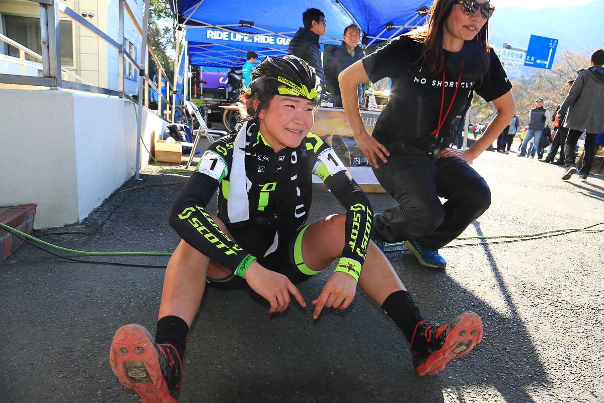 フィニッシュして涙ぐむ松本璃奈(TEAM SCOTT)