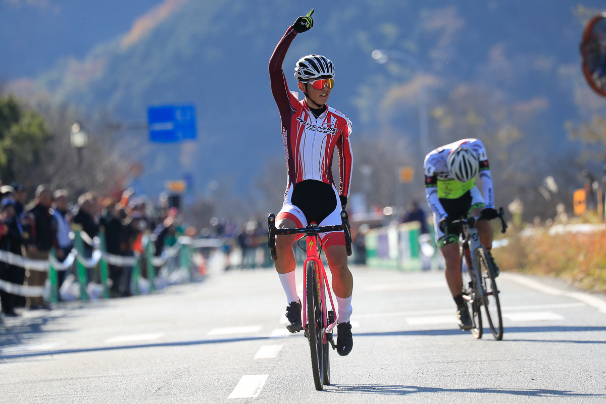 男子ジュニア 村上裕二郎(松山工業高校)が松本一成(TEAM SCOTT JAPAN)を下してチャンピオンに