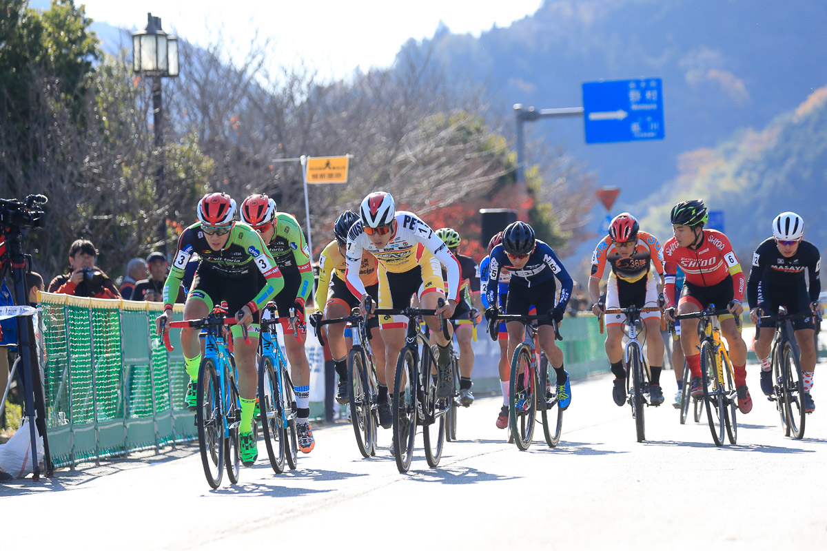 U23スタート ホールショットは織田聖(弱虫ペダルサイクリングチーム)