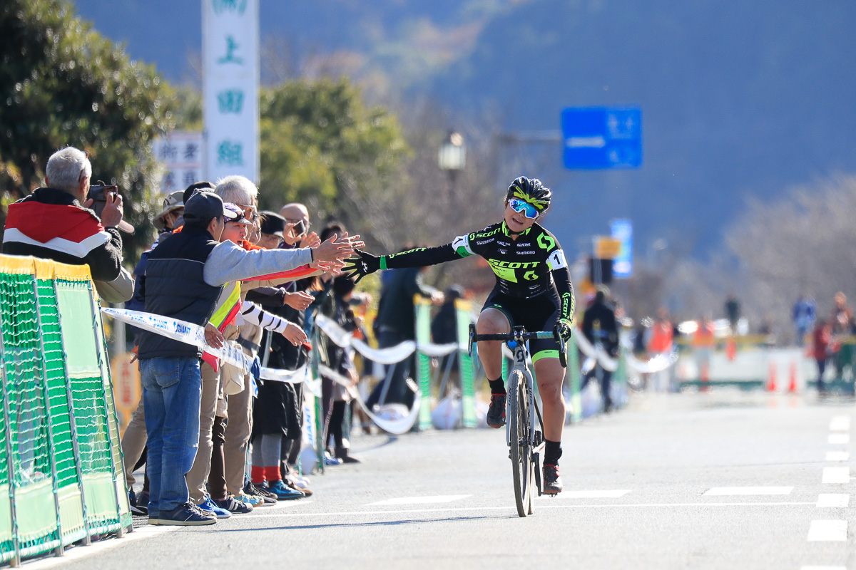 観客のハイタッチに応えながらフィニッシュする松本璃奈(TEAM SCOTT)