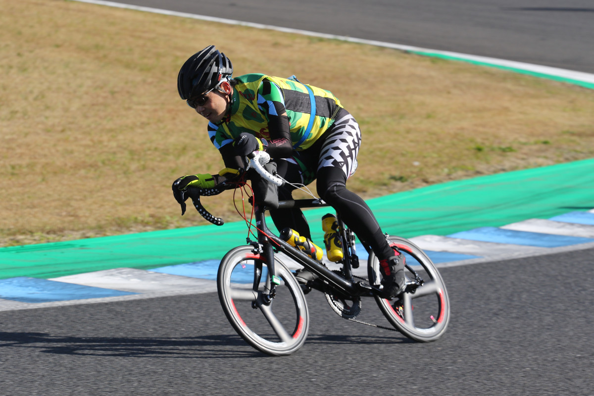 ロードバイクと変わらないスピードで駆ける小径車ライダー