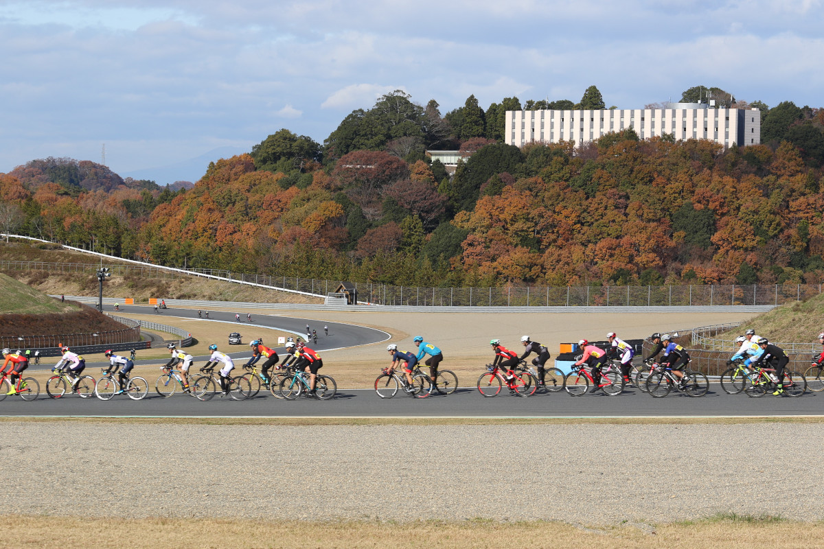 紅葉で色付く茂木の山々を眺めつつサーキットを流す