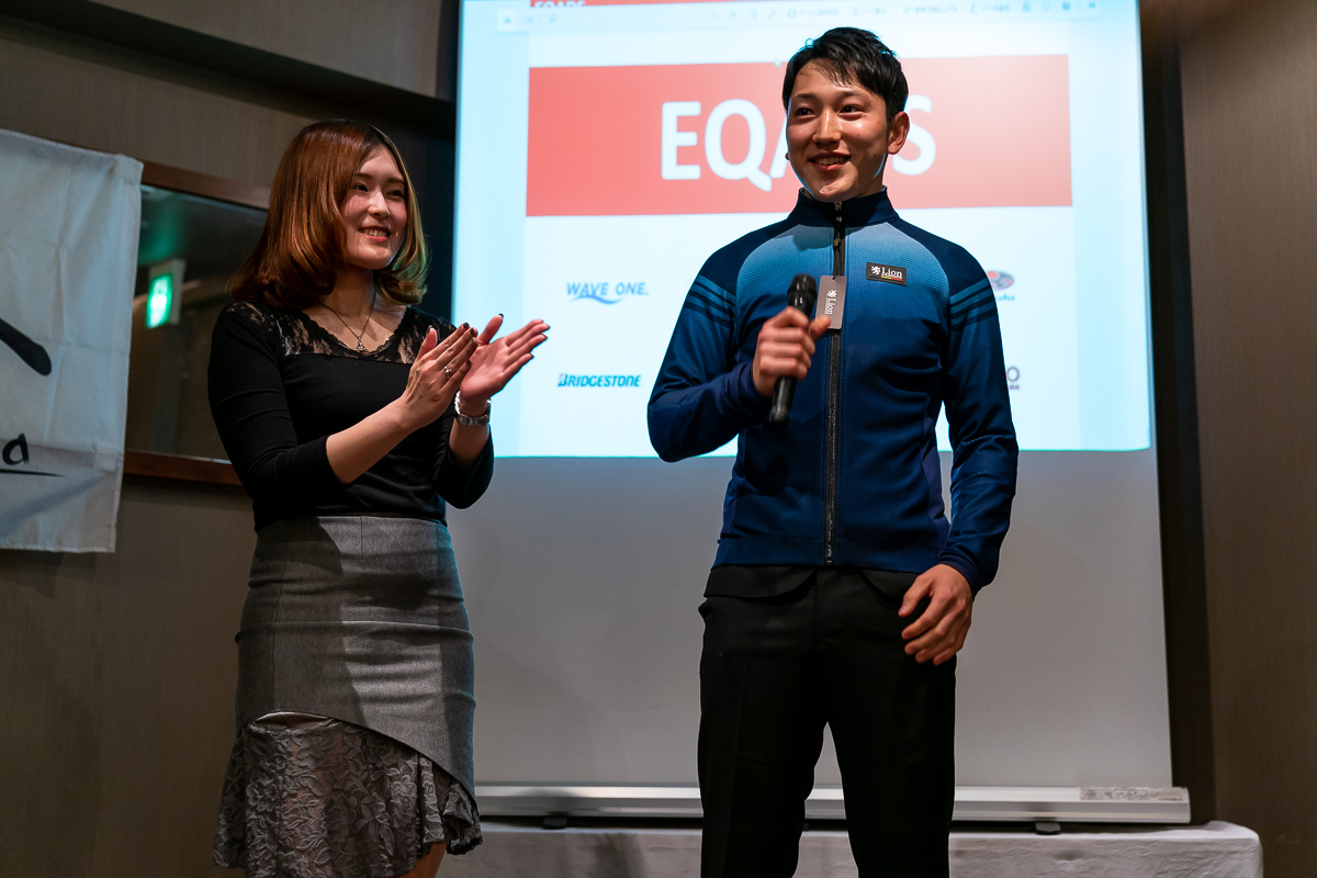 マイヨジョーヌ獲得と言われた渡邉歩にはポディウムガールの演出も!?実は一般参加の女性の方に急遽お願いして実現した一幕