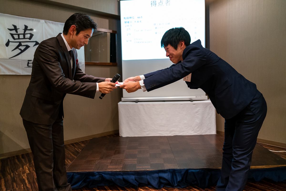 なぜか学校の卒業証書授与式のごとく賞状を受け取る松田祥位。浅田監督も思わず「卒業おめでとう!」(まだエカーズ卒業ではありません)