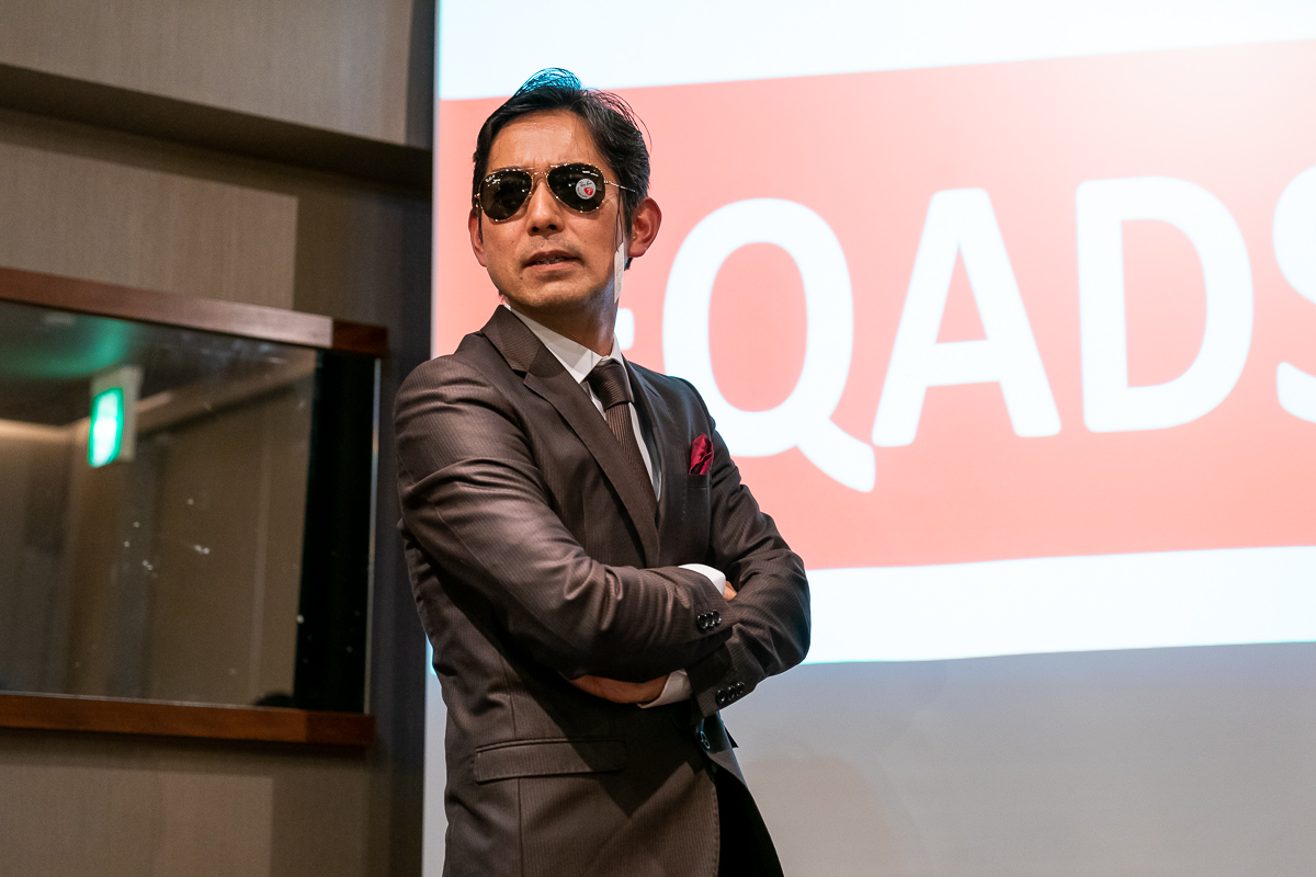 石上は手紙の中で「浅田さんのダメなところはサングラスのセンスです」と語り、浅田監督へ自身が選んだサングラスをプレゼント。お似合い!?です!