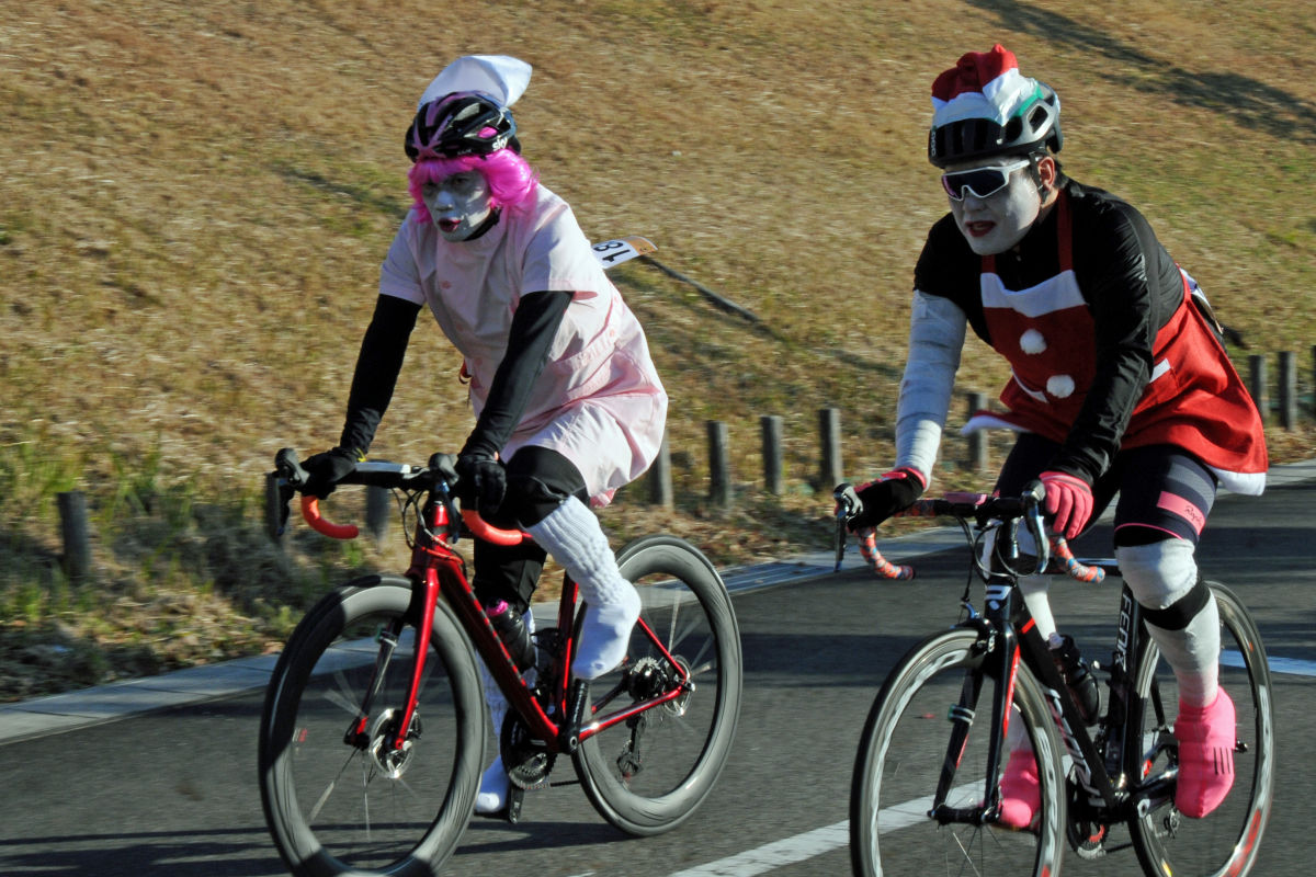 ナースとサンタクロース(?)に扮した参加者。気合いの入ったコスプレでとても目立っていた