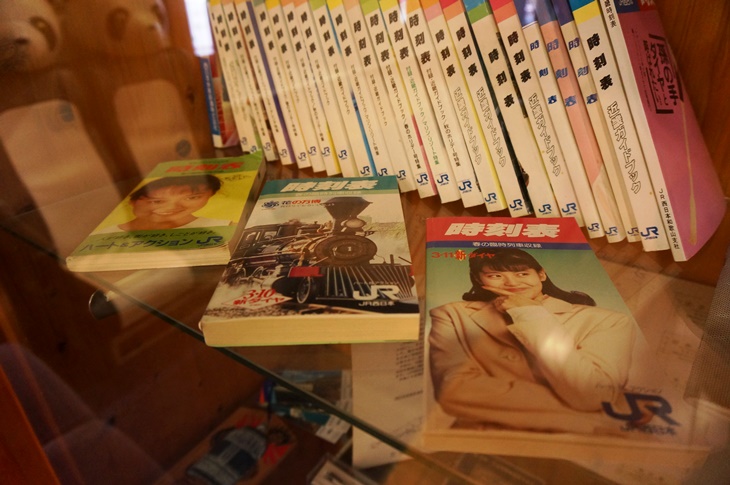 古い時刻表のコレクションとか本当に貴重な資料!しかも表紙は若かりし南野陽子てのがおじさんにはたまらない(笑)