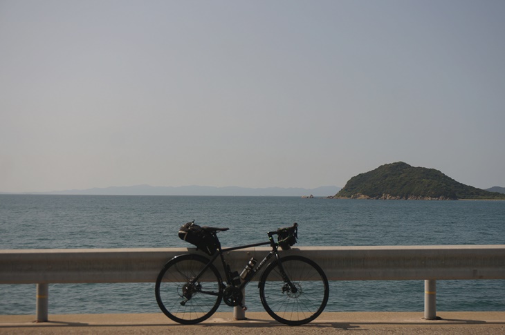 暑くてもやはり海の景色を眺められると少しは気が紛れるというもの。遠くに見えるのは四国か?