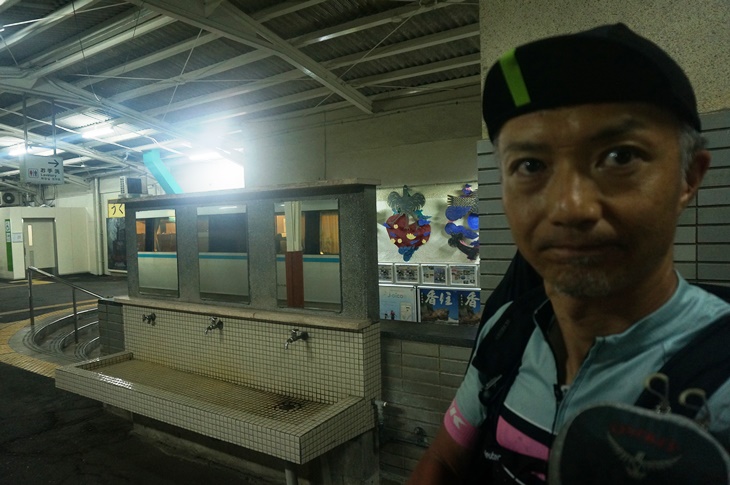 最近ほとんど見なくなった駅ホームの洗面所が!これはもともとSLが走っていた時代の名残りで、乗客が煤を洗い落とすためのもの