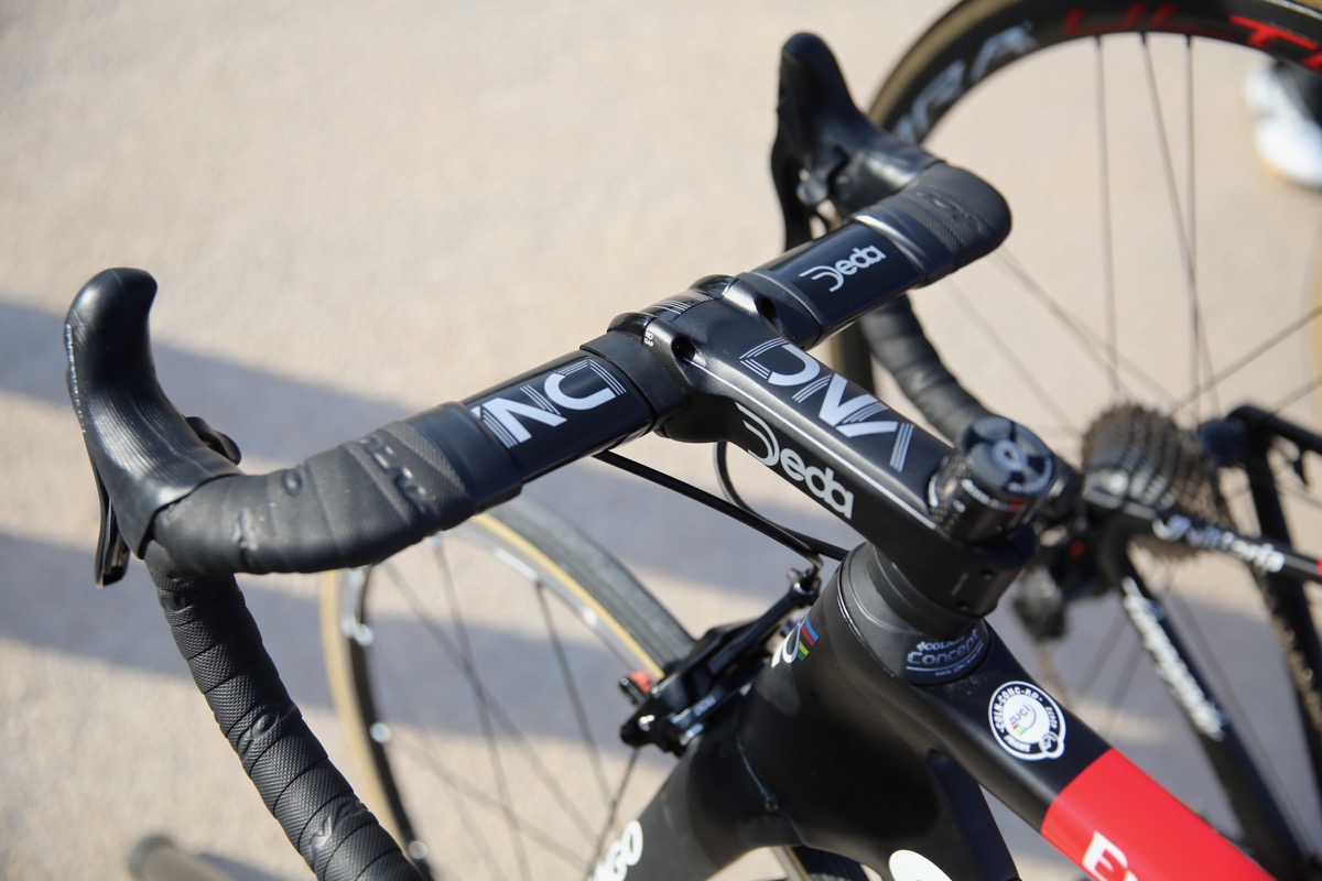 ハンドル周りはデダ。新型のVINCI(ヴィンチ)シリーズが搭載されたバイクもあった