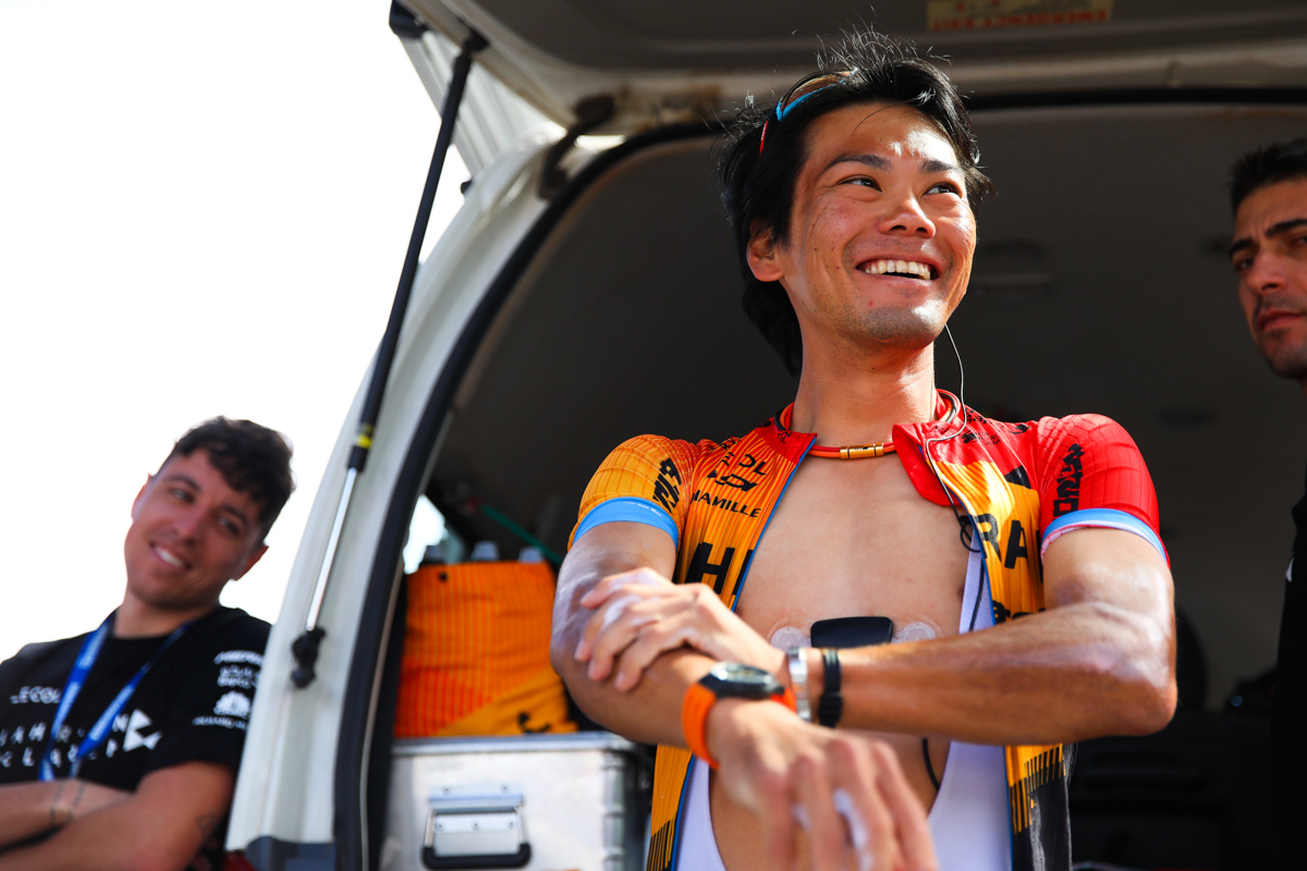 スタート前に入念に日焼け止めを塗る新城幸也(バーレーン・マクラーレン)
