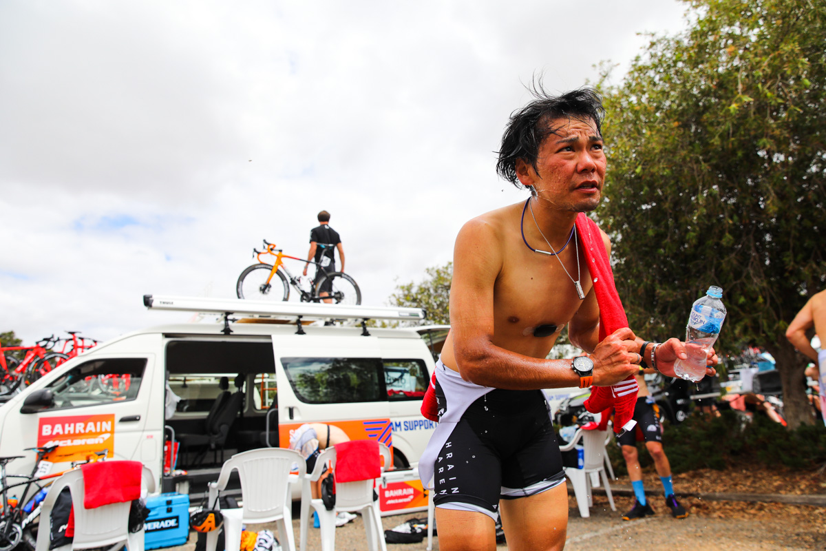 風が吹く平坦区間でチームメイトをアシストした新城幸也(バーレーン・マクラーレン)はステージ56位