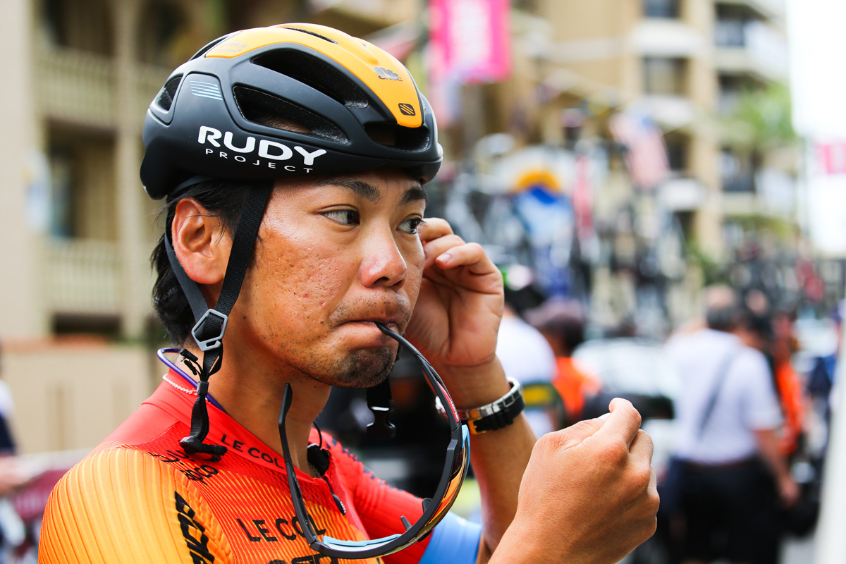 スタートの支度を整える新城幸也(バーレーン・マクラーレン)