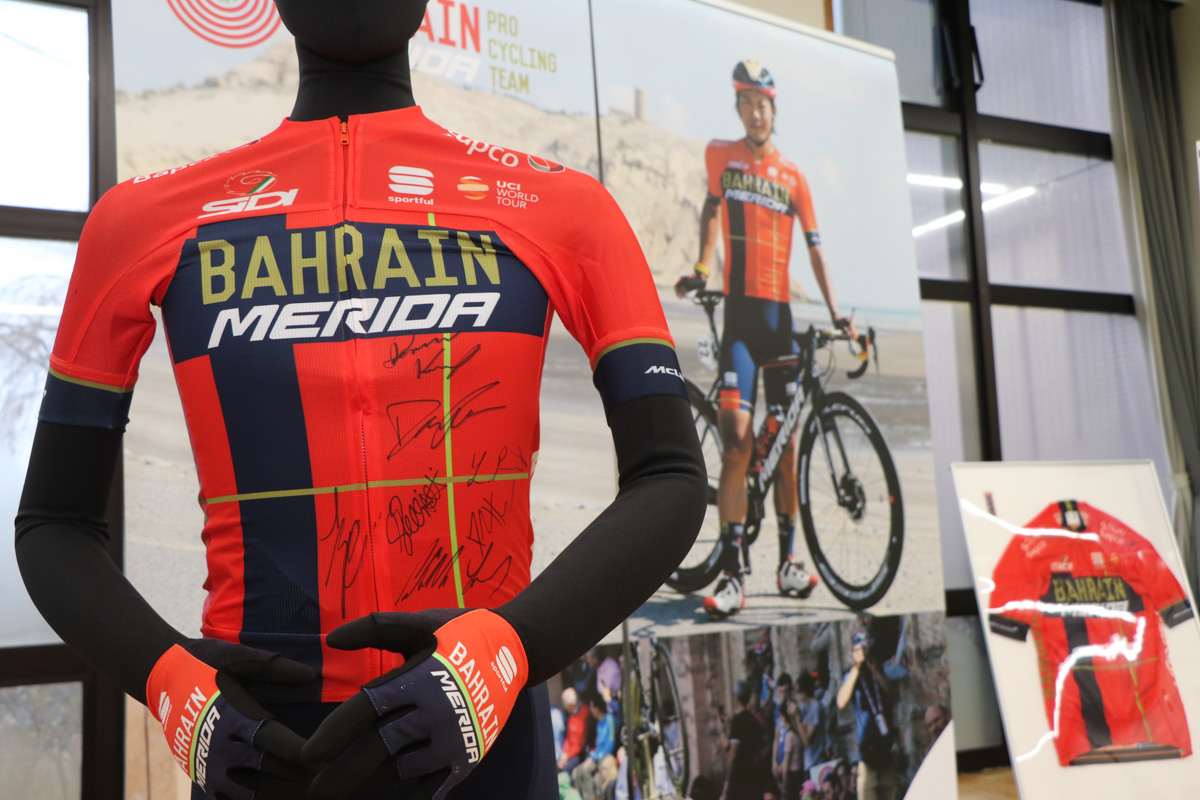 新城幸也(バーレーン・マクラーレン)の応援展示。新ジャージは間に合わなかった