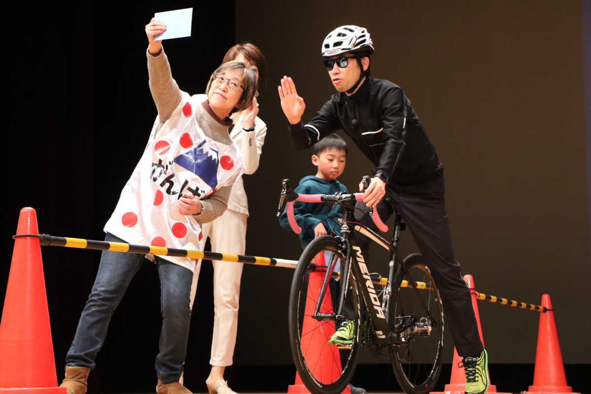 沿道でスマホによるセルフィーは危険。危険防止に叩き落とす選手も居るとか