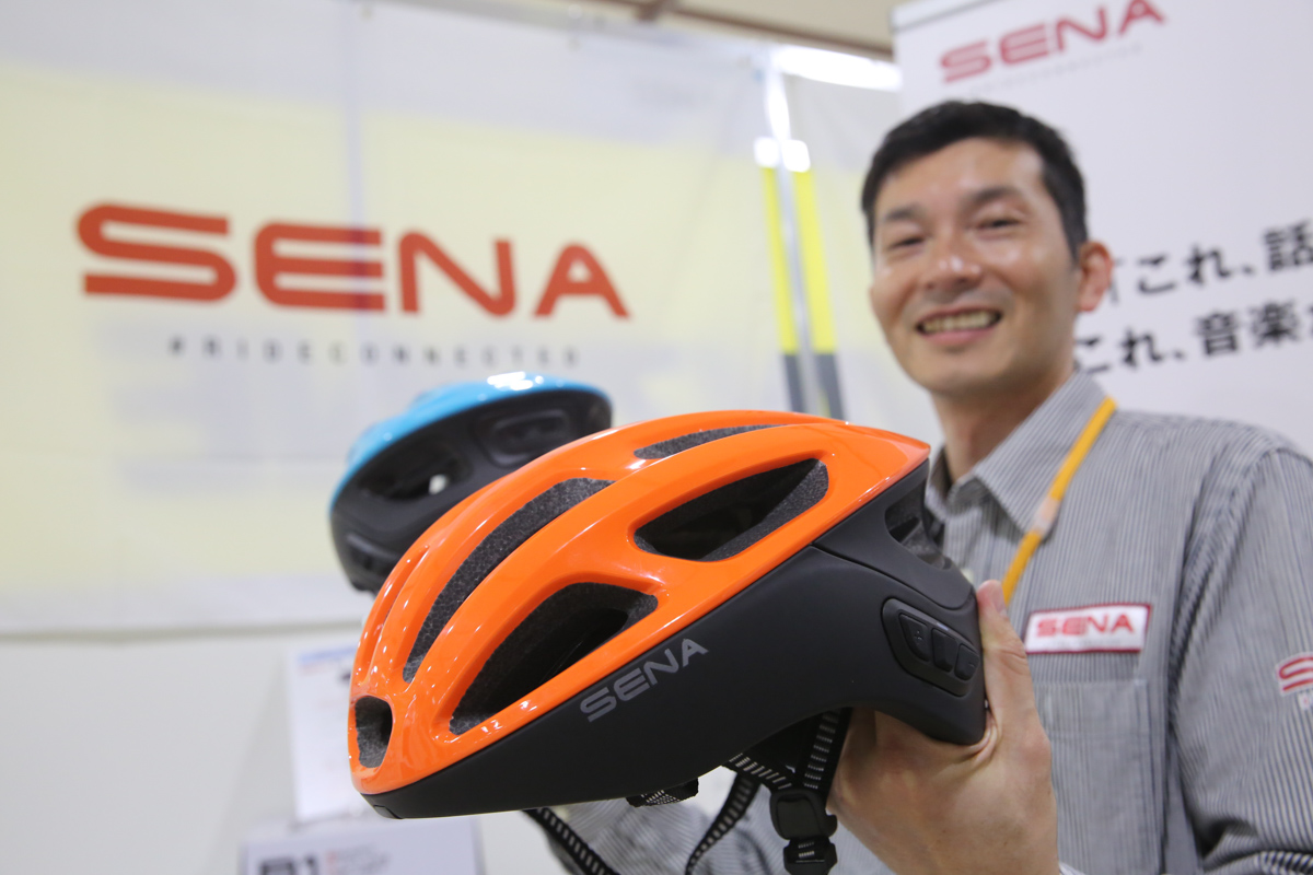 インターコムヘッドセット内蔵のスマートサイクリングヘルメット SENA
