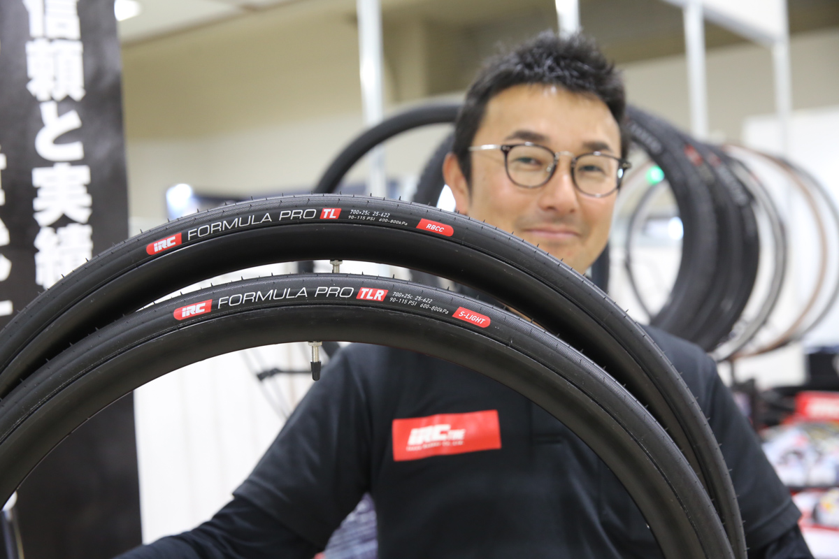 IRCが新FORMULA PROチューブレス&チューブレスレディタイヤを発表 開発者の山田浩志さん