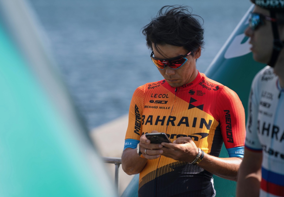 スタートサインのステージに上がる様子をSNSにアップする新城幸也(バーレーン・マクラーレン)