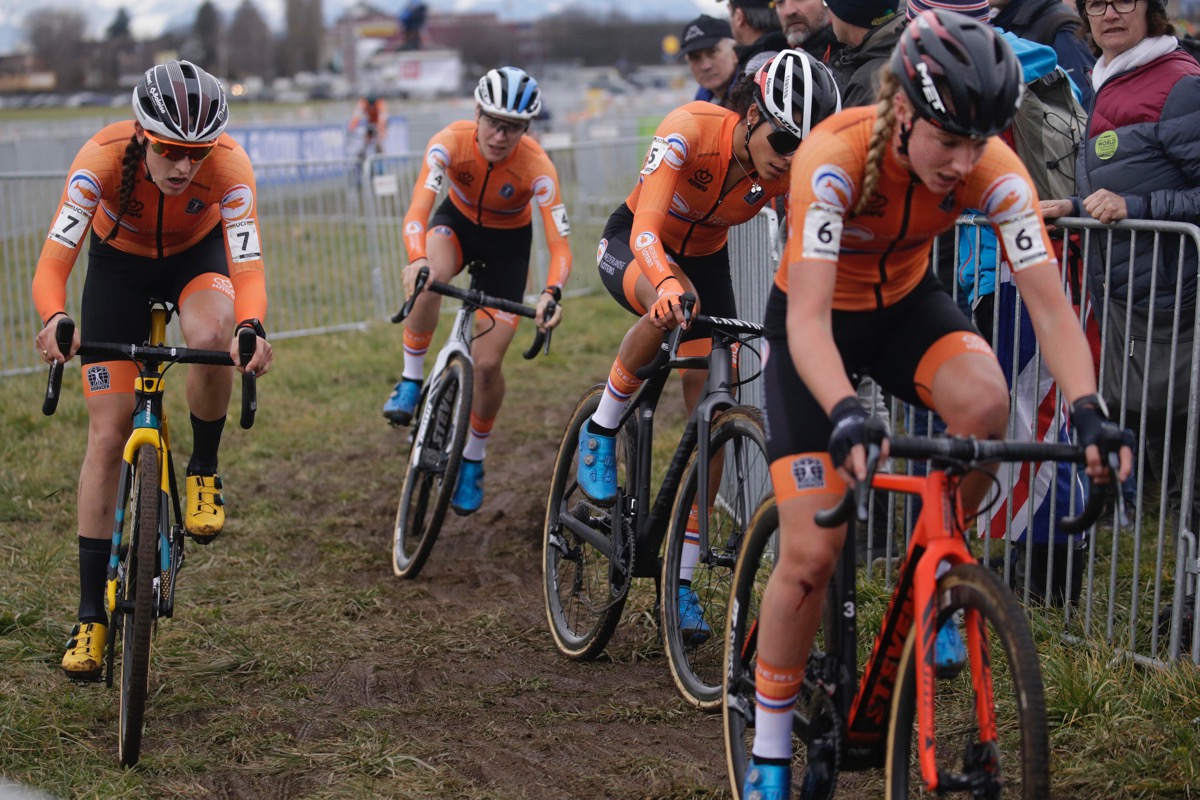 女子エリート 序盤からオランダ勢4名が先頭集団を形成する