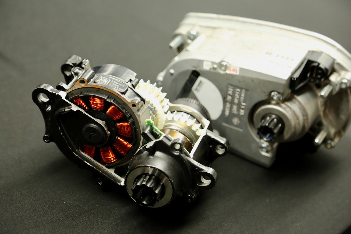 手前が新型のSLユニット、奥がこれまでのTURBOシリーズ(※国内未展開)に装着されていたパワーユニットだ