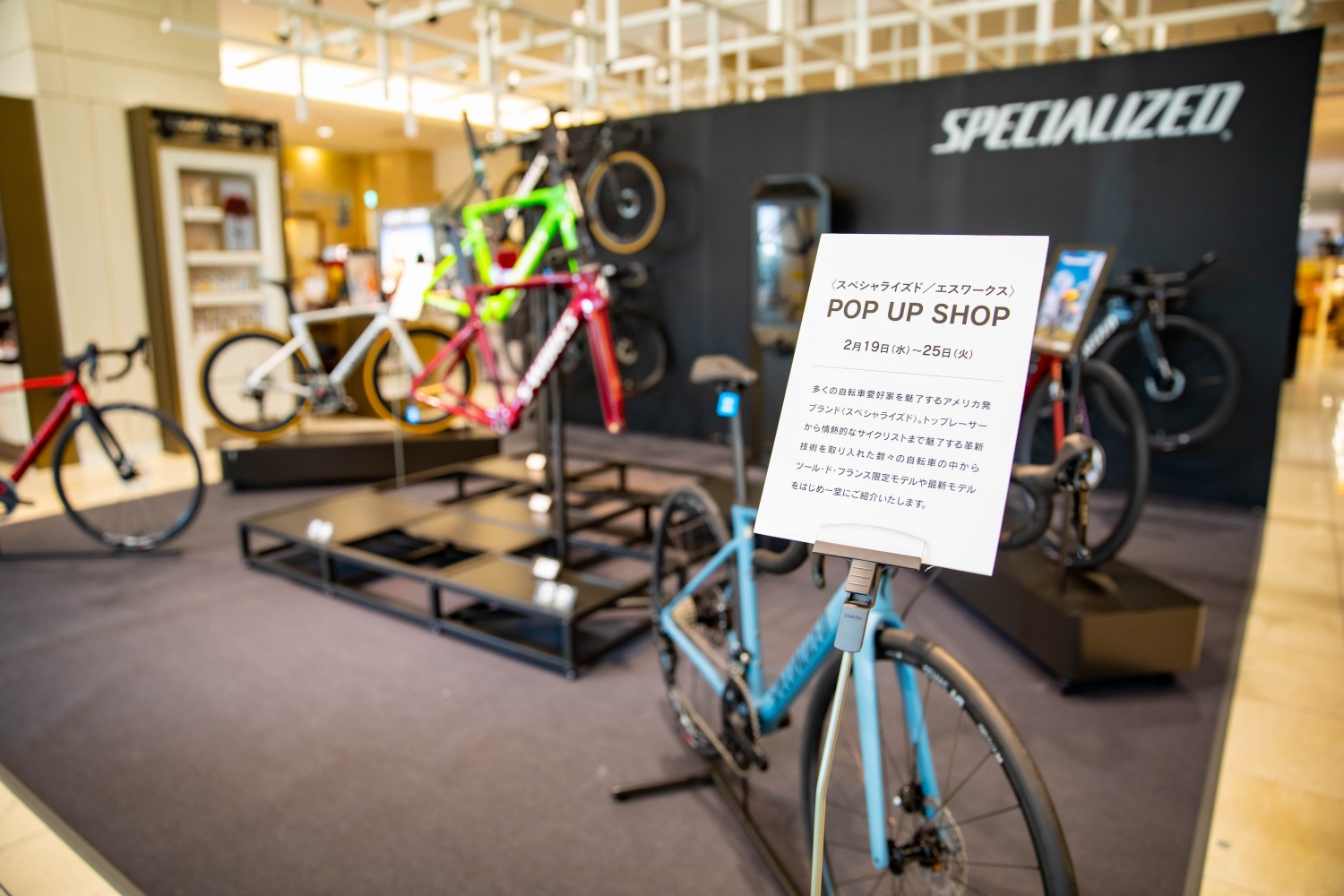 ストアではバイクのほか、2020SSウェアも販売