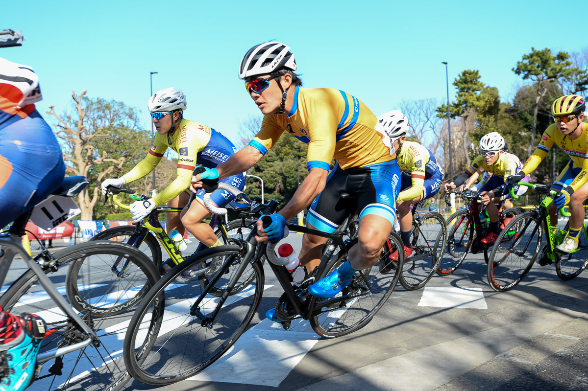 グループ1 レース序盤は集団中ほどでレースを進めるRCSリーダージャージの風間翔眞(東北学院大学)