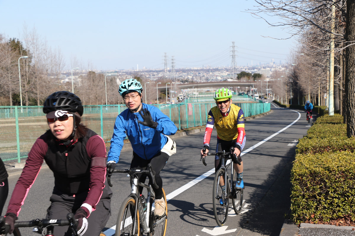 東京五輪の序盤に登場するくじら橋を背景に走る