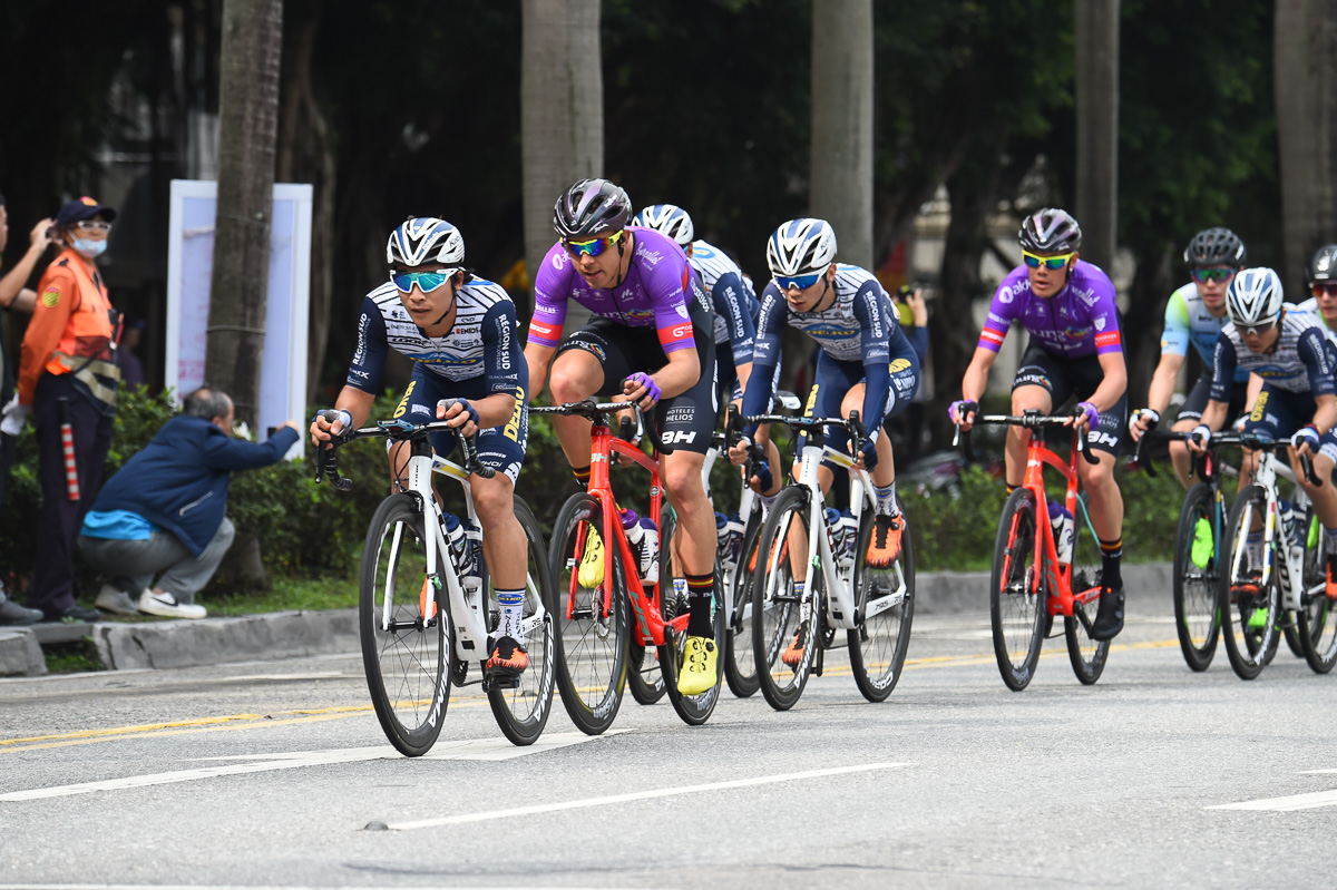メイン集団を牽引する岡篤志(NIPPO・デルコ・ワンプロヴァンス)、後方には石上優大と中根英登の姿