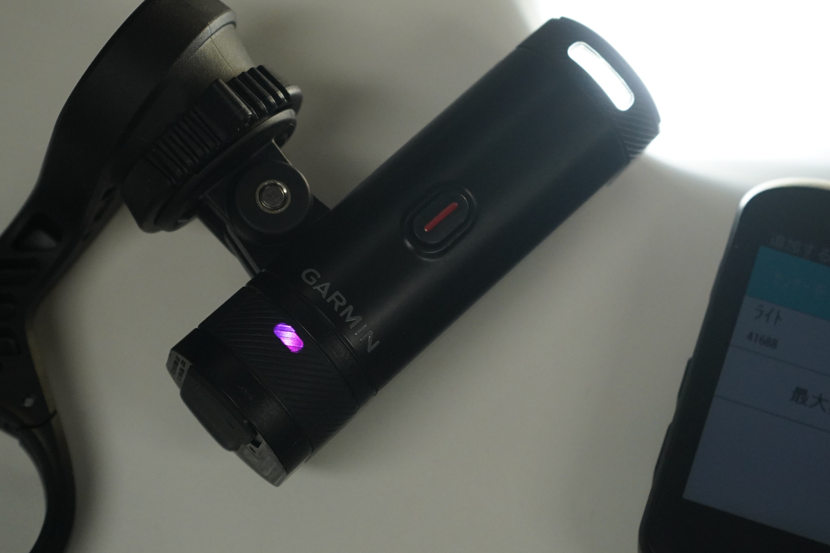 本体右後端に備えられたLEDがVaria UT800の状態を表す