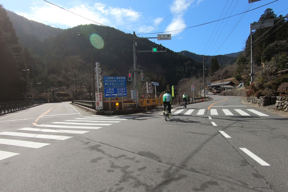 奥多摩と上野原方面の分かれ道となる上川乗の交差点