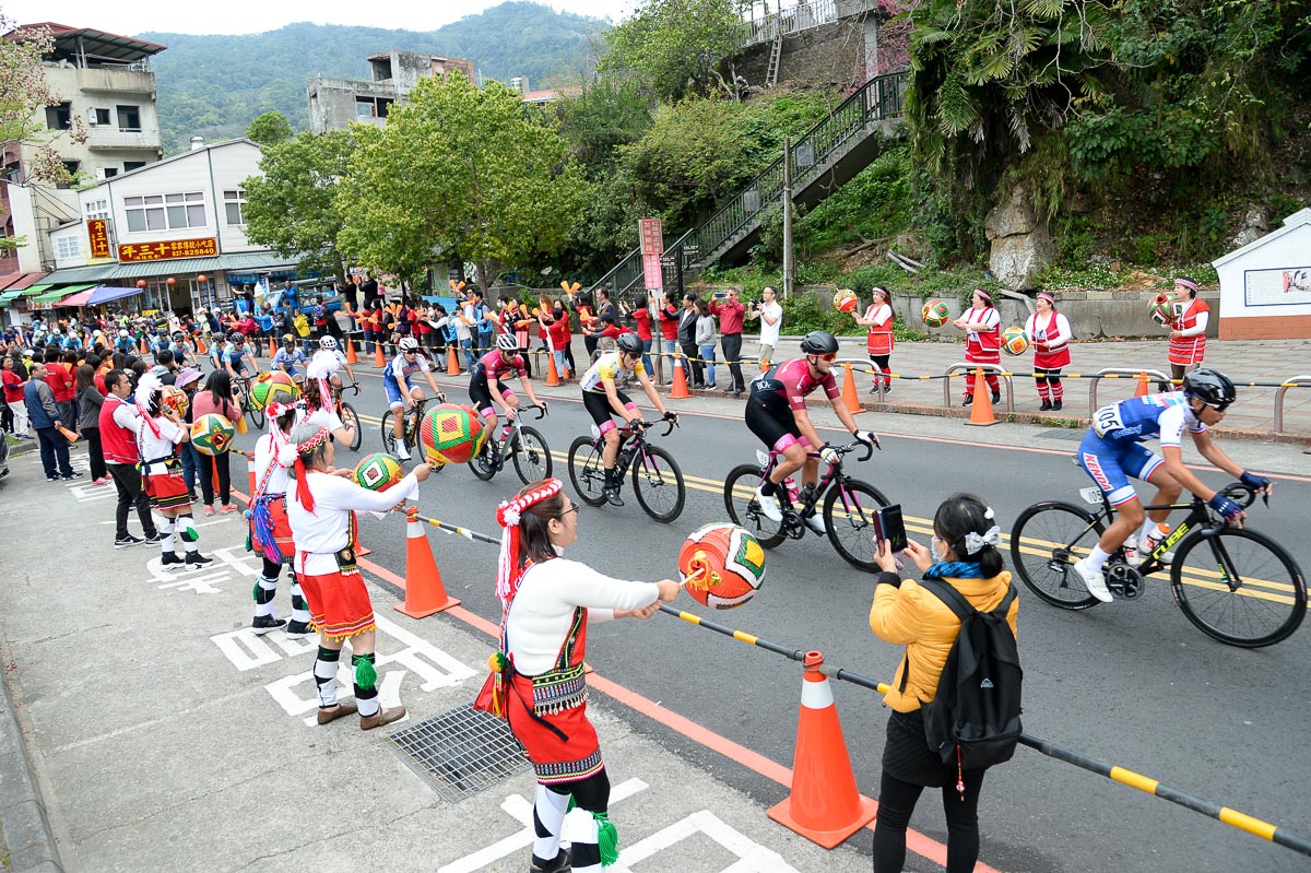 コース両側から賑やかな応援を受けて進む集団
