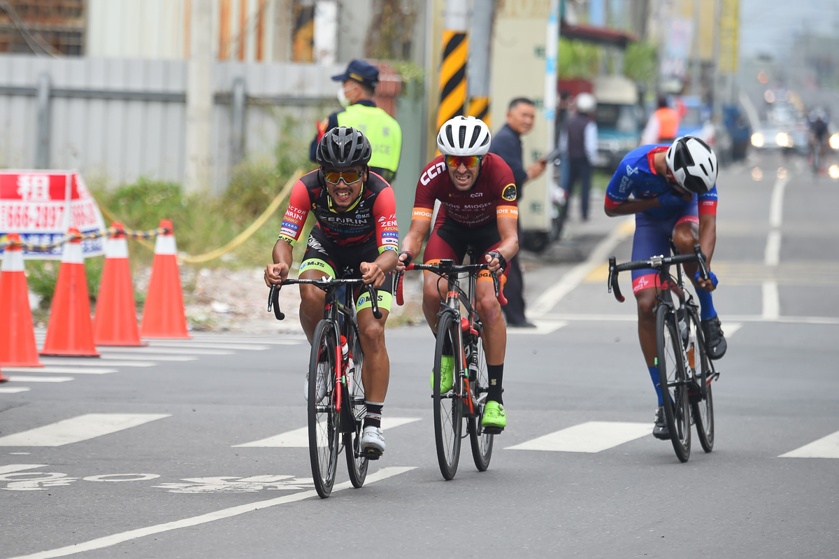 先行した3名を追走する武山晃輔(チーム右京)