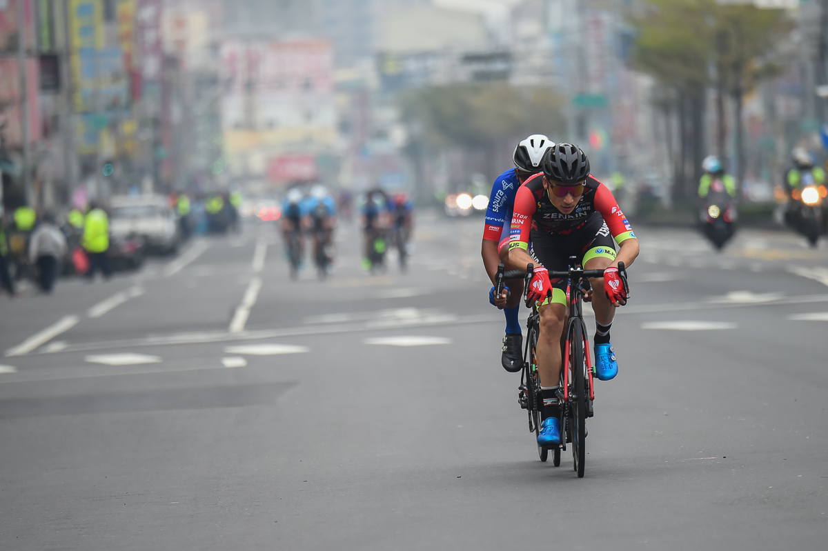 序盤のアタック合戦から抜け出した小石祐馬(チーム右京)