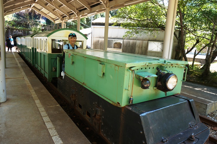 運転士さんの粋なはからいで、バッテリー機関車の運転席に乗せてもらって、写真まで撮ってくれる大サービス!