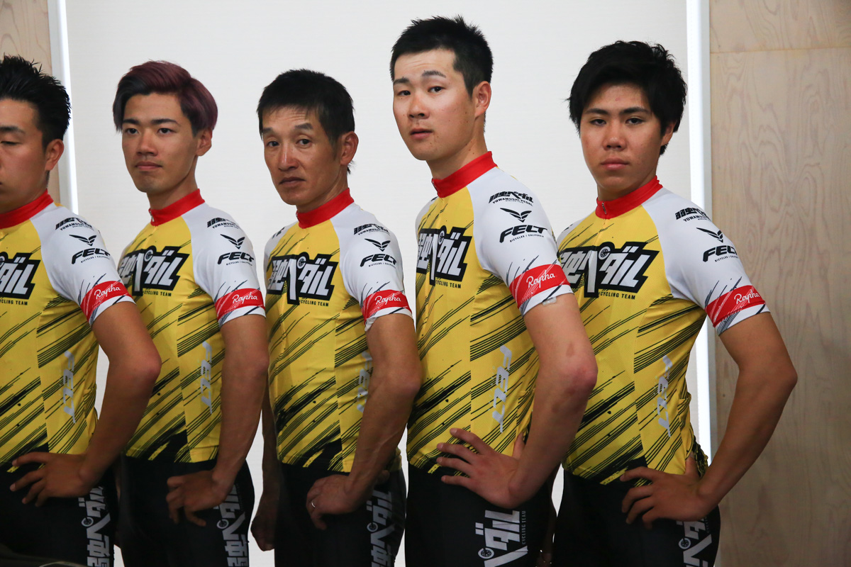 中島渉(右/ジュニア)、西谷雅史(左から3人め)